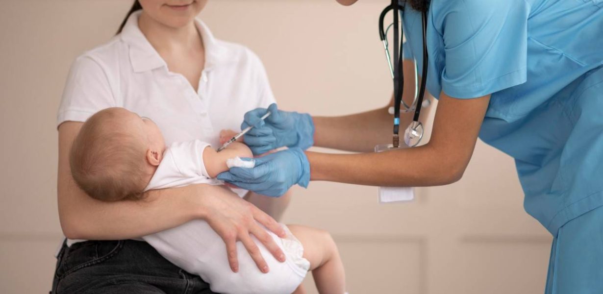 Brasil sai do ranking de países com mais crianças não vacinadas, mas desafios na imunização persistem